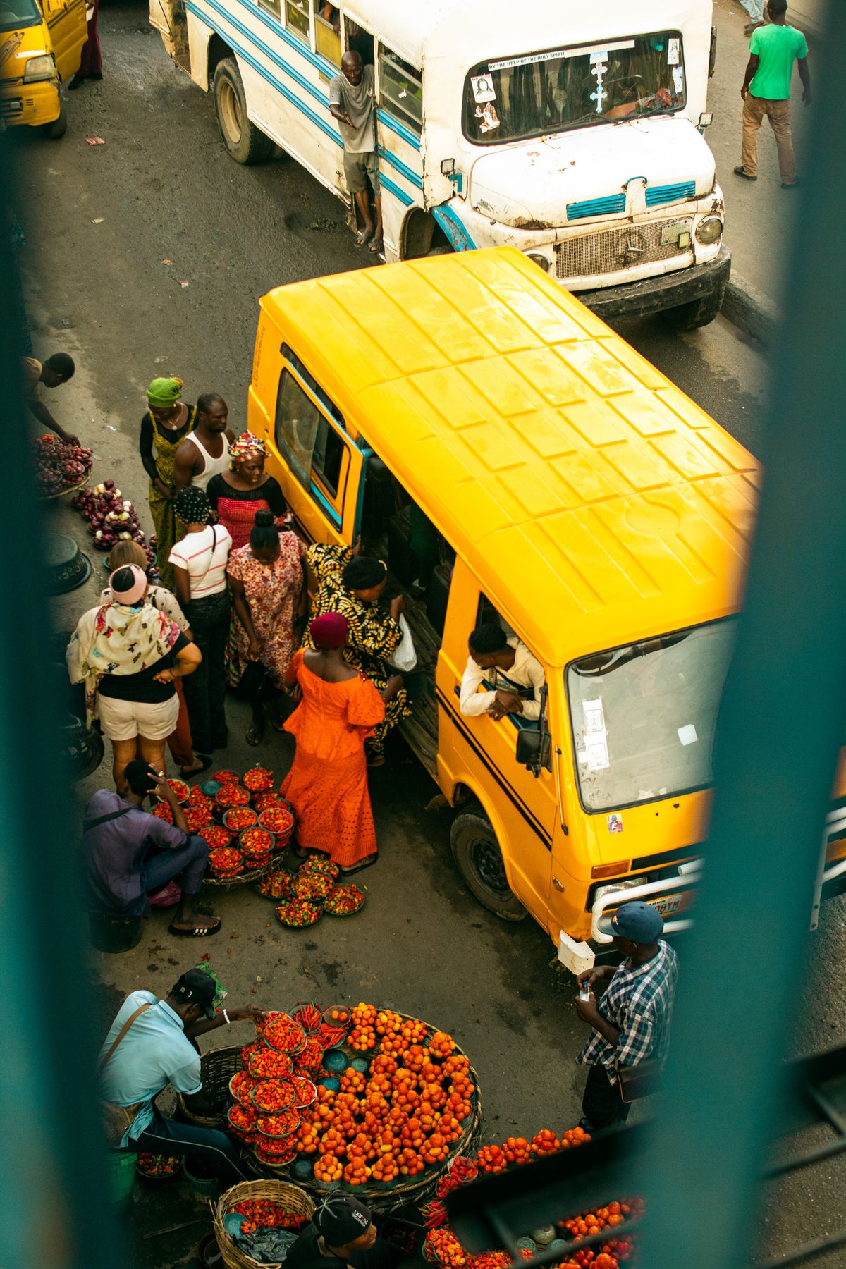 Everyday market trading and transport in Lagos